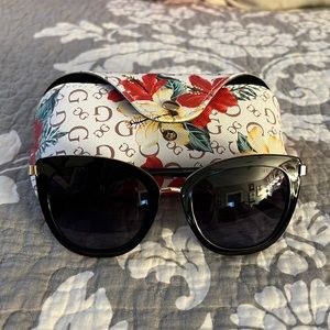 New with out tags guess sun glasses